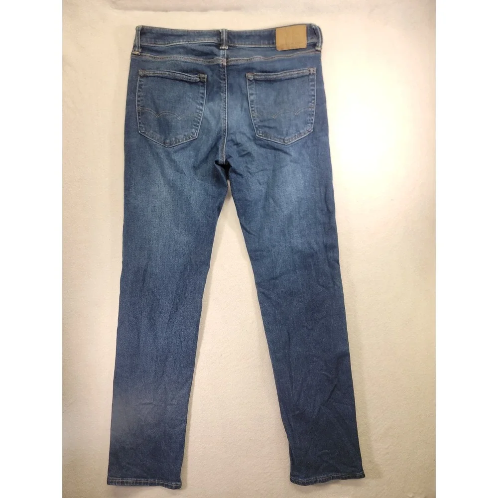 American Eagle Airflex + Slim Straight Jeans Medium Wash 32x34 (measures 32x33)‎